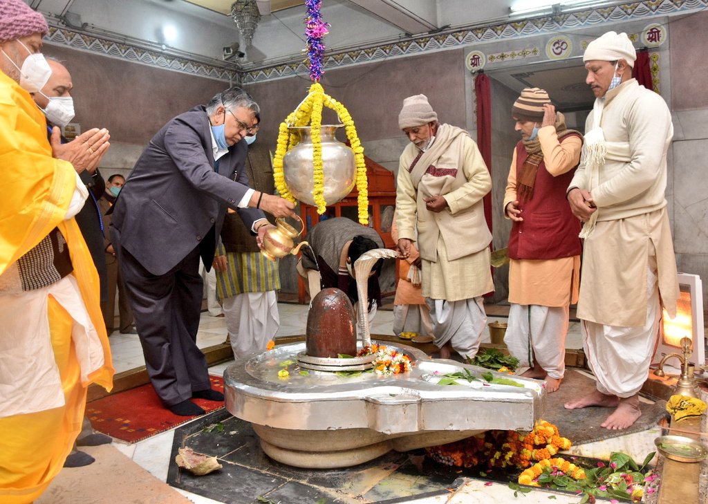 #BHU परिसर स्थित श्री विश्वनाथ मंदिर में मा. कुलपति प्रो. सुधीर कुमार जैन जी ने दर्शन पूजन किया।