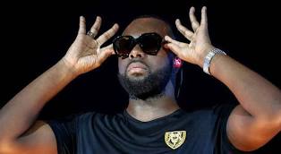 DANIELPHILIPPOT's tweet photo. Maître GIMS : vous ne voulez pas de souhait de bonne année ? Rassurez-vous je vous la souhaite la pire possible cette année 2022 avec, à la clé,  l'élection de Marine le Pen ou d'Eric Zemmour... dès lors vous pourrez repartir au Congo que vous n'auriez jamais du quitter. https://t.co/QJcX8VFZWv