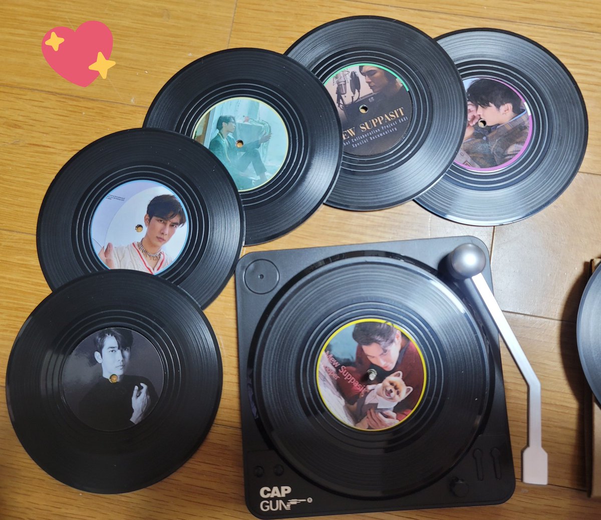 Jeje16171229's tweet photo. 뮤뮤 생일때 나눔 할 코스터 샘플이 나와서, 2021 절 탐둬주신 분들께 감사한 마음으로 이벤트합니당♡
물품: 코스터(왼 1명, 오른쪽 1명)
방법:리트윗
참여자: 이미 팔로우 하신분+한국주소
당발은 일요일 정오즈음입니다! 
#MewSuppasit 
#나눔 https://t.co/QcgbcQmIT7