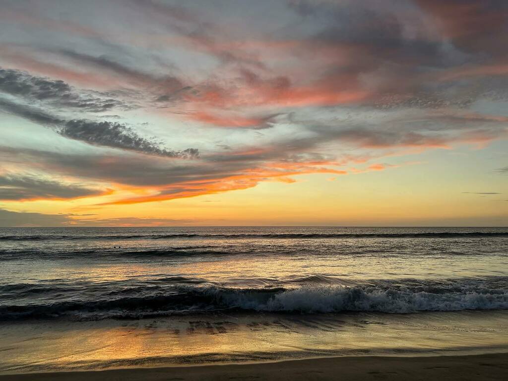 RadiantYogaBos's tweet photo. finalmente, he regresado. https://t.co/OAT8fNvmgj https://t.co/jQ0f1F2epi