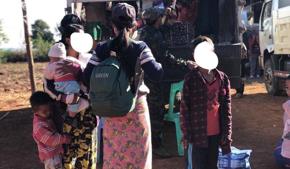 Mtkmaylay's tweet photo. Military Council &amp; Anti-Coup forces clashed in Loikaw Tsp, Kayah State. SAC launched artillery shells into a residential area, forcing inhabitants to escape. #ASEANStopHunSen #HunSenStayHome #2022Jan7Coup #WhatsHappeningInMyanmar https://t.co/1cE6JTLwLo