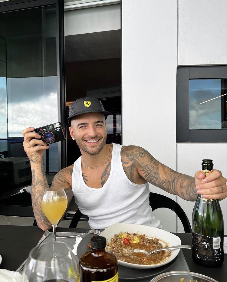RDmaluma's tweet photo. .@maluma — Spotify Global:

#87. "Sobrio" (+14) *peak #36* – 1,557,623 streams. 
#186. "Cada Quien" (RE) *peak 178* – 708,552 streams.
#197. "Hawái" (RE) *peak #2* – 695,972 streams. #RDMalumafamily  #MALUMARD #MALUMAFANSCLUBRD https://t.co/mgBJoD6QrH