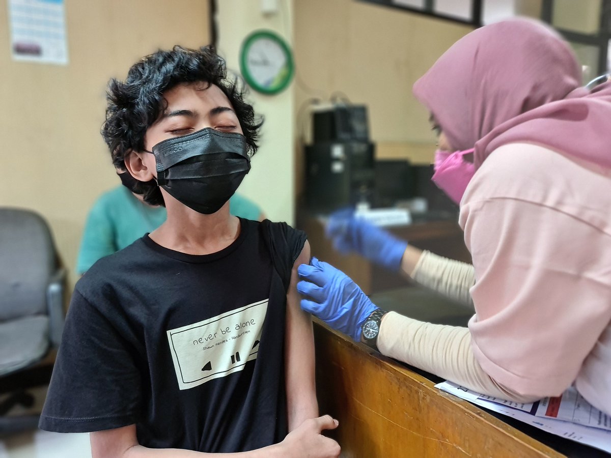 JIKomID's tweet photo. Pembelajaran Tatap Muka (PTM) 100% sudah berlangsung sejak lima hari ini di sejumlah sekolah di Indonesia, termasuk DKI Jakarta. Pastikan warga di sekolah terutama para murid telah tervaksin, dan tetap disiplin Protokol Kesehatan. 

Foto: @Fay_Skywalker https://t.co/aXBJTl4lo4