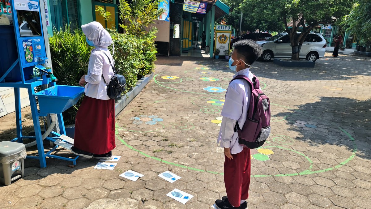 Pembelajaran Tatap Muka (PTM) 100% sudah berlangsung sejak lima hari ini di sejumlah sekolah di Indonesia, termasuk DKI Jakarta. Pastikan warga di sekolah terutama para murid telah tervaksin, dan tetap disiplin Protokol Kesehatan. 

Foto: <a href="/Fay_Skywalker/">Fay</a>