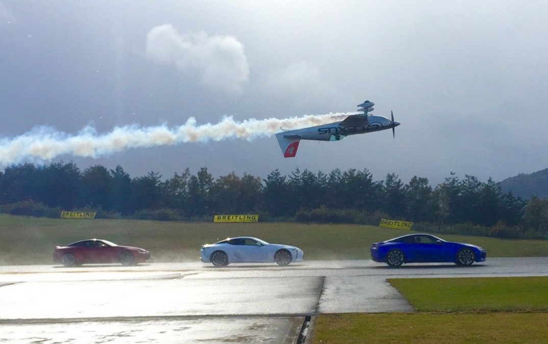 Myyoursun's tweet image. 発売前のLEXUS LC500 と
室屋義秀選手のExtra330SC
スペシャルパフォーマンス

2016.11.3
室屋義秀SEASON END MEETING
ふくしまスカイパーク
雨あがり
#YoshiMuroya
#LEXUS
#Extra330SC