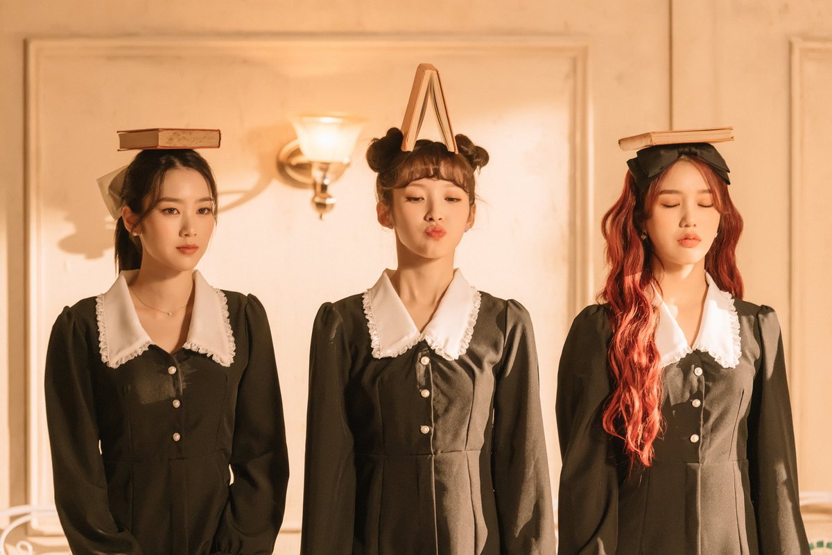 Shark MV behind photos 🦈

#아린 #ARIN