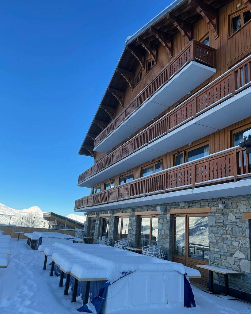 gillespudlowski's tweet photo. Doux séjour à #loursblanc aux #menuires avec sa vue plein cadre sur les montagnes, ses salons cosys, ses chambres pimpantes, sa vaste bibliothèque avec ses époustouflants rayonnages de livres à emprunter. Pistes et cimes font partie du décor … #lesme… https://t.co/cIpFWxUJ65 https://t.co/GiJCoo1Pkf