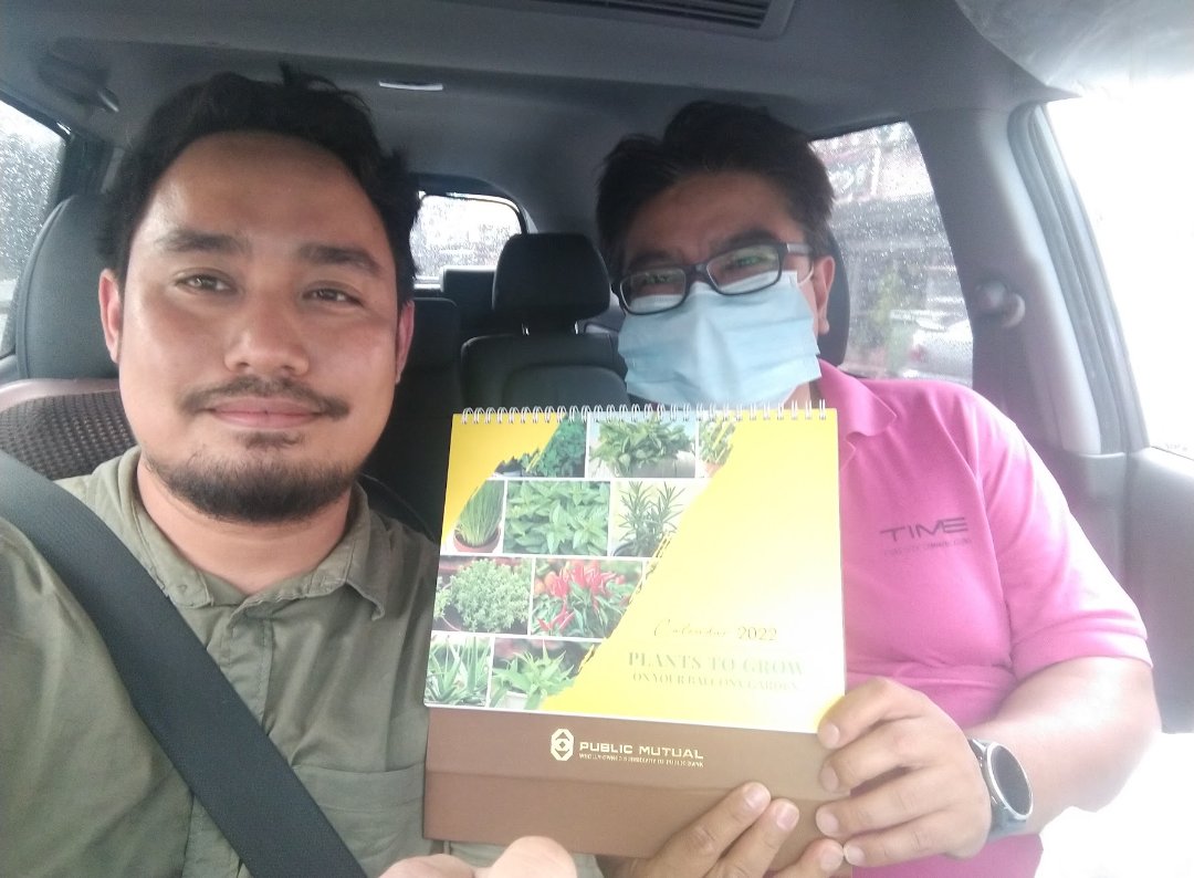 wanhafiz's tweet photo. #tableCalendar: one of many happy clients.
Seorang kawan lama yang sama-sama bekerja di #timeDotCom
Otai yang expert dalam O&M. Fibre cut je, team dia yg selesaikan outage
Masih lagi menghantar gift tahun 2022.
Dh buat #cashlessInvestment?
#wanHafiz #unitTrust #publicMutual https://t.co/Keivk0PqQ0