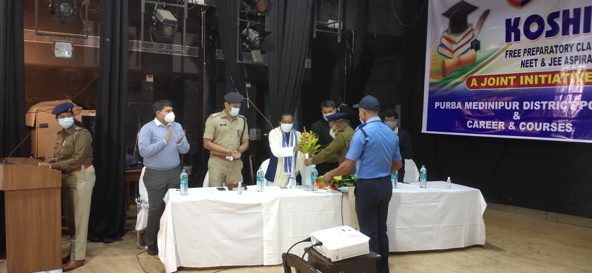 MedinipurSp's tweet photo. Contai PS's initiative #Kosish for providing free coaching to NEET&JEE #aspirants in collaboration with #Career&Course as a part of community policing of @MedinipurSp 75 aspirants enrolled.Inaugurated by @AkhilGiriAITC,Addl SP Rural, SDPO Contai, SDO Contai on 6th Jan. @WBPolice https://t.co/YLPOuH4yZH