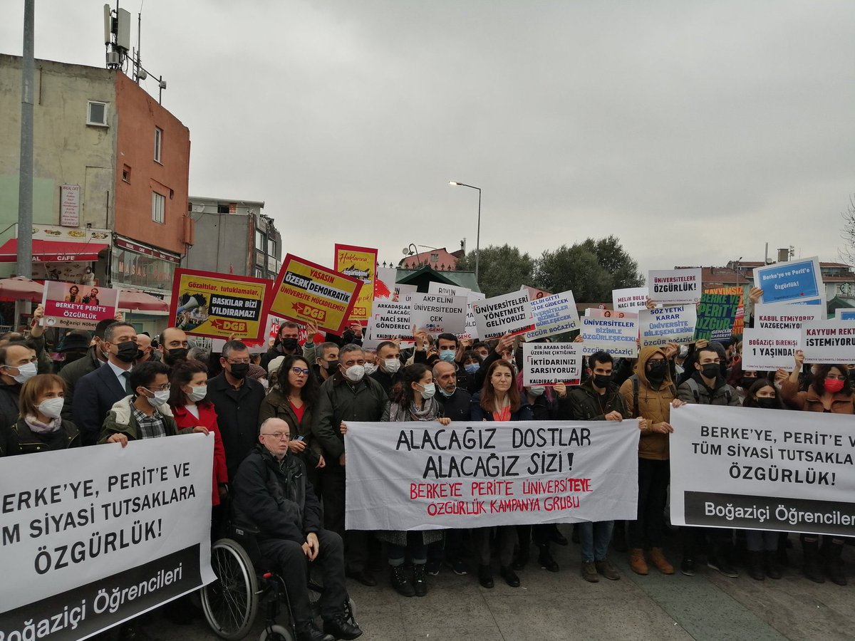 Çağlayan Adliyesi|

Berke ve Perit’in duruşması için Çağlayan önünde beklemedeyiz.

Üniversiteleri özgürleştirme mücadelemizi sindirmeye çalışanlara karşı direnişi bir adım daha büyütme cüretini göstermiş #BerkeyiPeritiAlacağız !

Alacağız dostlar, alacağız sizi!