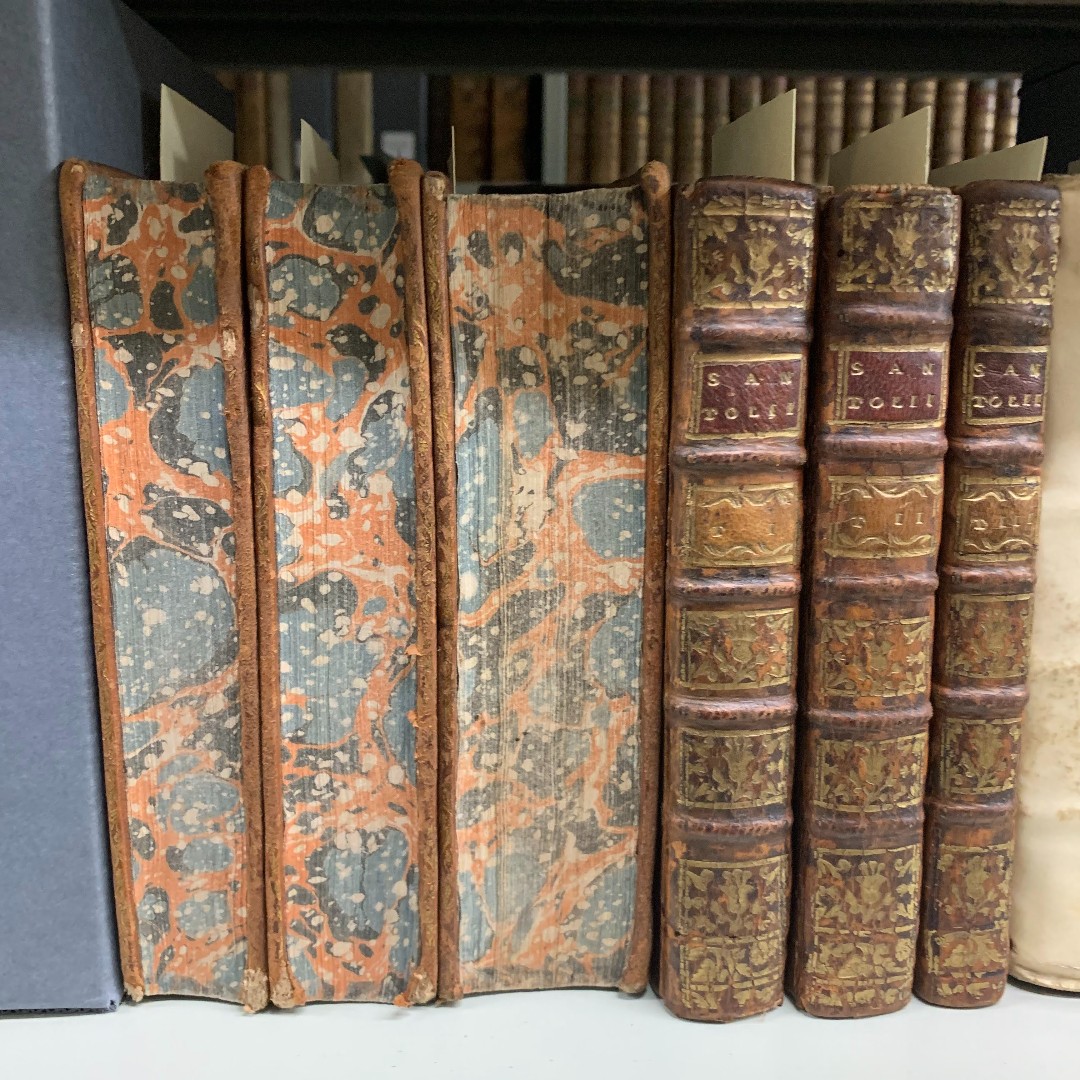 Three beautiful marbled fore-edges for #foreedgefriday! 🧡

Marcus Antonius Moretus. Opera in usum scholarum selectae. Padua: Josephum Cominum, 1740-1741.
MAG-P 12.454

#foreedge #marbling #marbledpaper #marblingpaper #bijzonderecollecties #universiteitsbibliotheek #uantwerpen