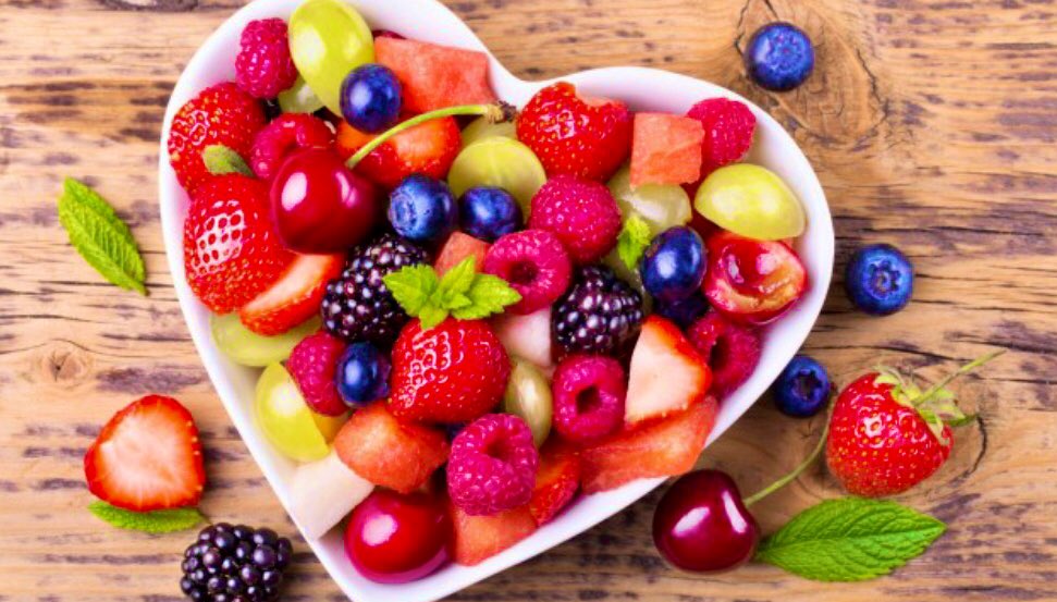 Фруктовый салат – обычно сладкое блюдо из смеси различных свежих фруктов, порезанных небольшими кусочками. В традиционный рецепт входят яблоко, груша, апельсин. Иногда добавляются виноград без косточек, мандарин и так далее. Салат рекомендуется подавать охлаждённым. Любите его?)