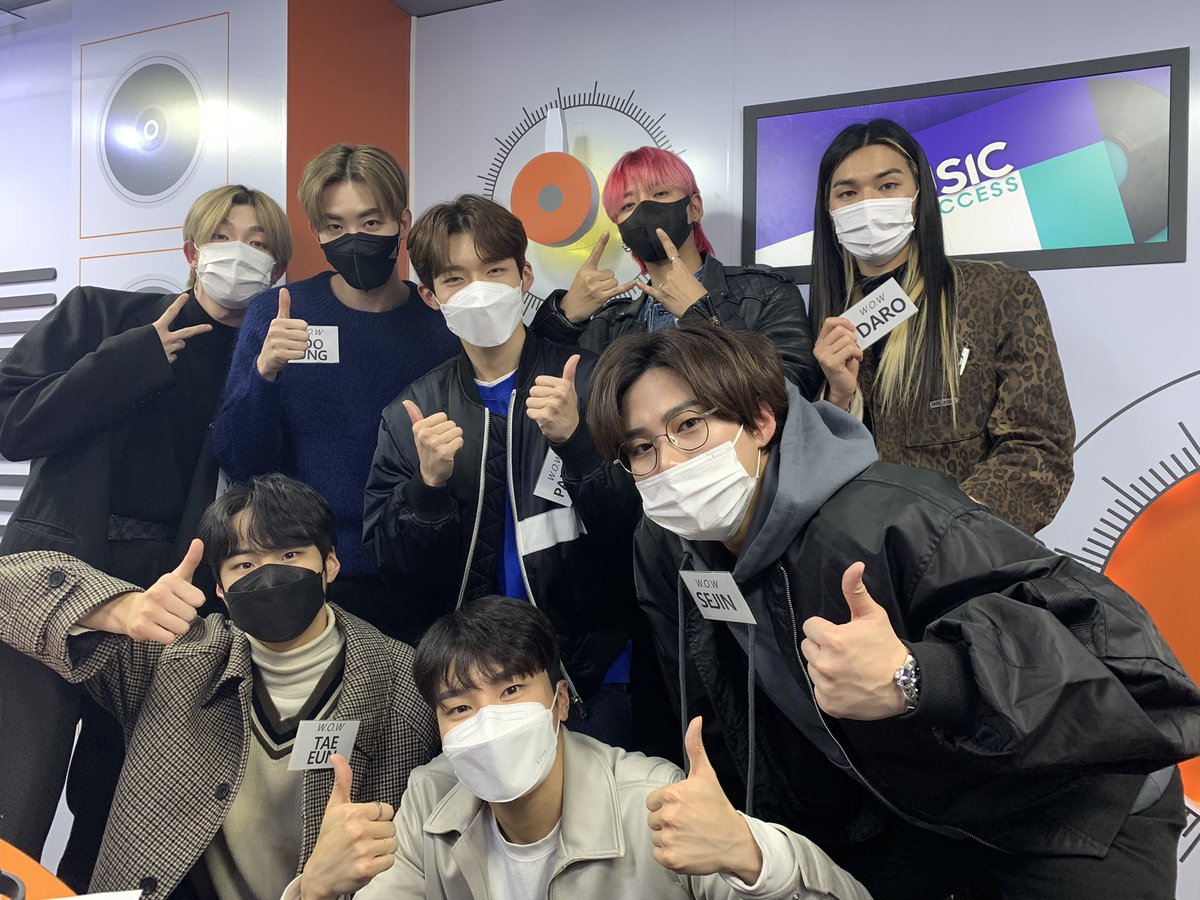 musicaccess0304's tweet image. #MUSICACCESS
#VIP_ACCESS with #WOW🥇

Replay V LIVE
▶️ vlive.tv/post/0-27133934

#musicaccess #arirangradio
#뮤직엑세스 #아리랑라디오
#bigflo #빅플로 #LEX #렉스
#Kpop #케이팝 #아이돌 #idol
#music #radio #라디오 #보이는라디오