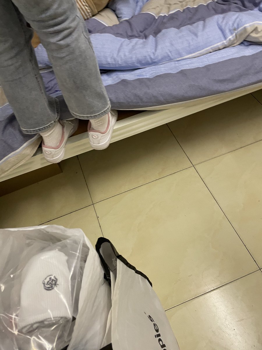 【李同学系列】我与专业原味和区别，每次套路女孩的时候。款式都有新发现哈哈！自从李同学爱上了羽毛球。就开始对自己的棉袜有些嫌弃了🙂健身真的重，身为同好。永无门槛只为分享💦💦 Q351458898 https://t.co/g0W7nV4KxE