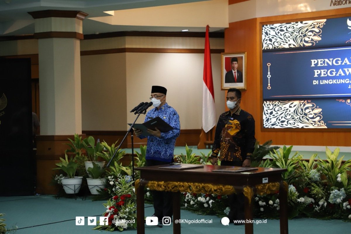 BKNgoid's tweet photo. #SobatBKN, ada yang saat ini sdg menjalankan masa - masa menjadi CPNS atau menunggu hasil akhir seleksi CPNS TA 2021? 

Plt Kepala BKN Bima H.  Wibisana secara resmi melantik 170 CPNS TA. 2019 pada Upacara Pengambilan Sumpah PNS di lingkungan BKN, Jumat (07/01/2022). https://t.co/NGuuLZmbal