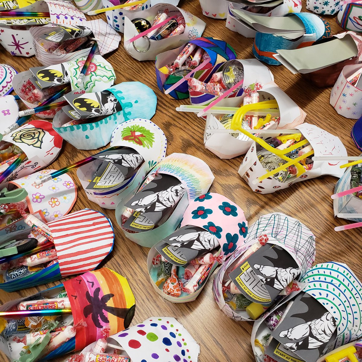 loefflerbell's tweet photo. #CAPPspanish204 decorated shoes to leave out for #ReyesMagos #3kingsday👑👑👑 and were surprised with treats! Also watched a slideshow of holiday decorations from Puerto Rico gracias a @pjohnsonfox #culture  @MuskegoNorwaySc @MHSIrvine https://t.co/hJptKRqDLe https://t.co/wIr2ZakrGT