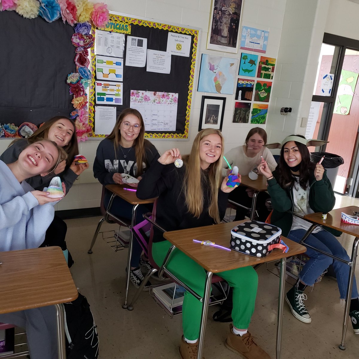 loefflerbell's tweet photo. #CAPPspanish204 decorated shoes to leave out for #ReyesMagos #3kingsday👑👑👑 and were surprised with treats! Also watched a slideshow of holiday decorations from Puerto Rico gracias a @pjohnsonfox #culture  @MuskegoNorwaySc @MHSIrvine https://t.co/hJptKRqDLe https://t.co/wIr2ZakrGT
