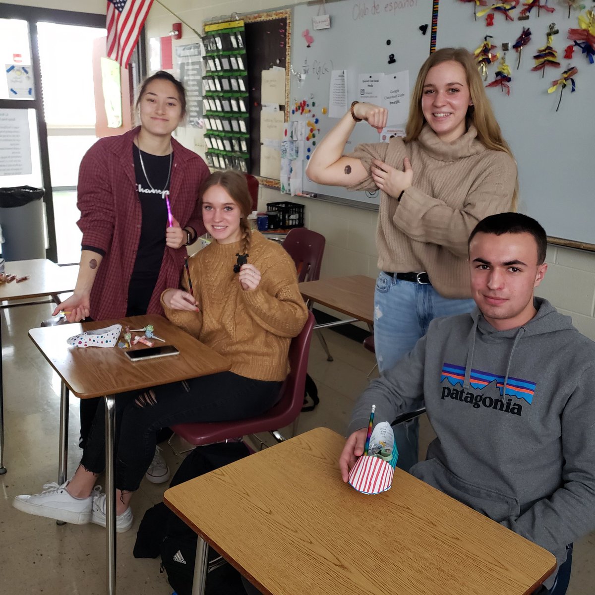 loefflerbell's tweet photo. #CAPPspanish204 decorated shoes to leave out for #ReyesMagos #3kingsday👑👑👑 and were surprised with treats! Also watched a slideshow of holiday decorations from Puerto Rico gracias a @pjohnsonfox #culture  @MuskegoNorwaySc @MHSIrvine https://t.co/hJptKRqDLe https://t.co/wIr2ZakrGT