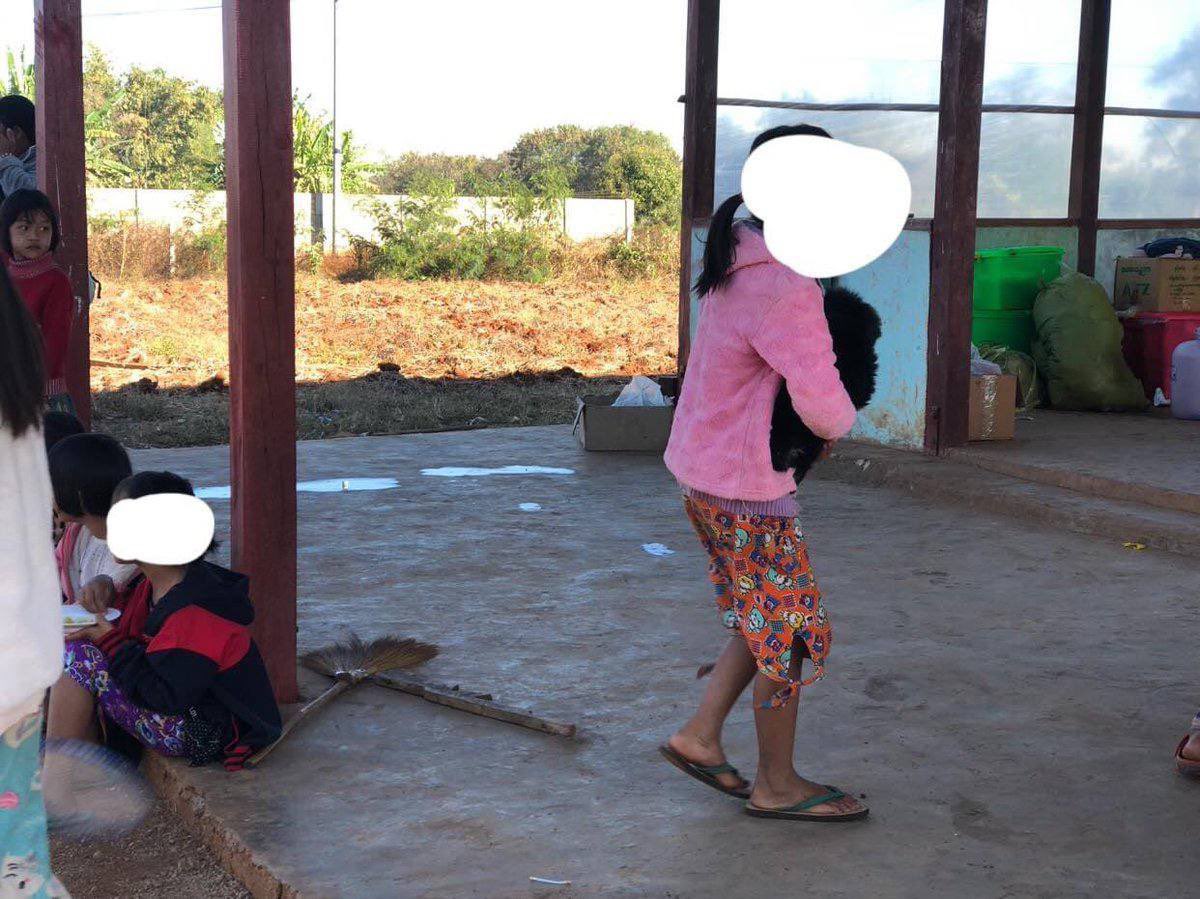 paingphyooo1's tweet photo. Military Council &amp; Anti-Coup forces clashed in Loikaw Tsp, Kayah State. SAC launched artillery shells into a residential area, forcing inhabitants to escape.
#ASEANStopHunSen
#HunSenStayHome
#2022Jan7Coup
#WhatsHappeningInMyanmar https://t.co/eCuV9jUKKH