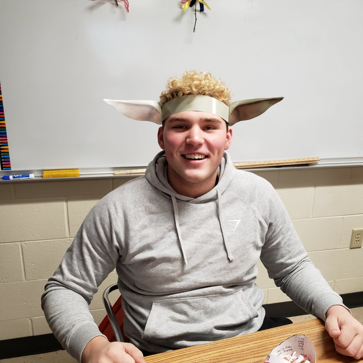 loefflerbell's tweet photo. #CAPPspanish204 decorated shoes to leave out for #ReyesMagos #3kingsday👑👑👑 and were surprised with treats! Also watched a slideshow of holiday decorations from Puerto Rico gracias a @pjohnsonfox #culture  @MuskegoNorwaySc @MHSIrvine https://t.co/hJptKRqDLe https://t.co/wIr2ZakrGT