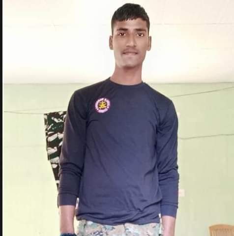 ompks14's tweet photo. देसरी प्रखंड के खोकसा कल्याण निवासी #CRPF जवान श्री रवि रजक जी डियूटी से छुटी पर घर वापस आने के दौरान हाजीपुर-जन्दाहा मार्ग #NH322 पर रहिमापुर में सड़क दुर्घटना में श्री रवि रजक जी शहीद हो गए।
देश के वीर जवान को मेरी ओर से भावपूर्ण श्रद्धांजलि 💐
ऊँ शांति 💐
जय हिंद! 🇮🇳 https://t.co/oxDu3Zowqm