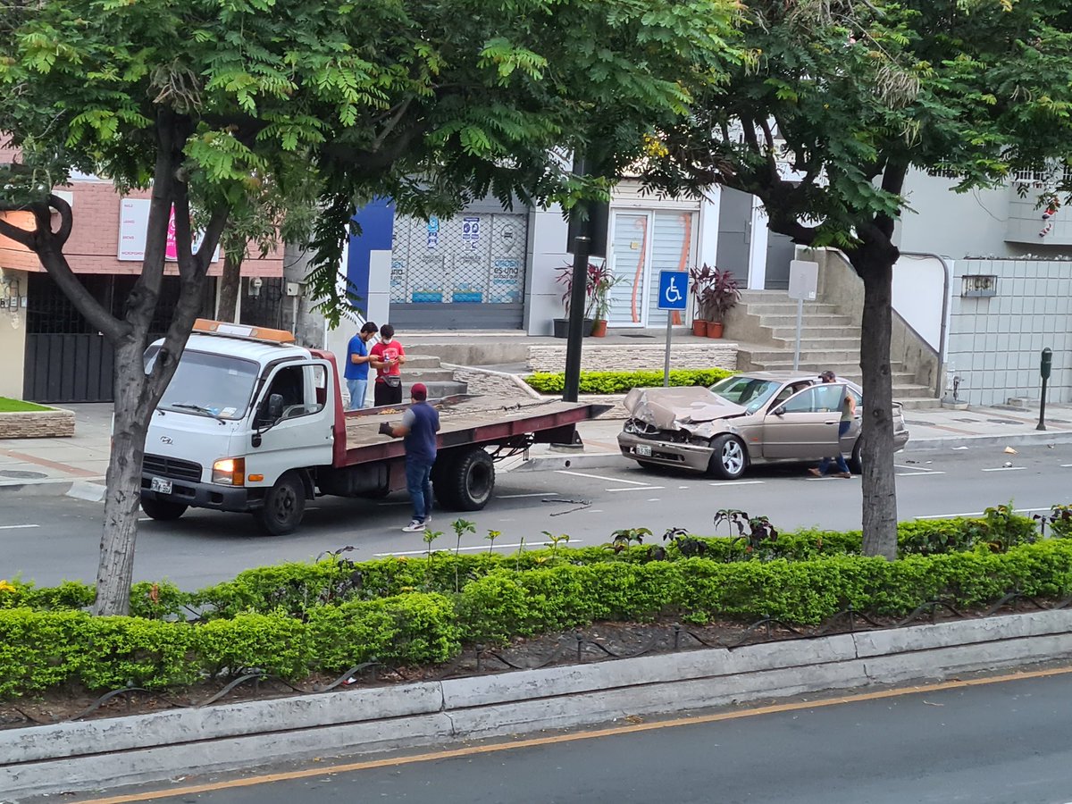 stormtrooper_ec's tweet photo. Fuerte choque en Urdesa Central. V.E.Estrada e Higueras. Y más de 20 minutos y nunca apareció #ATM @ATMGuayaquil Vino primero una grúa  🤦🏻‍♂️ Se llamó al @ECU911_ y nunca enviaron alguna unidad ATM. https://t.co/IuYMBX1LK6