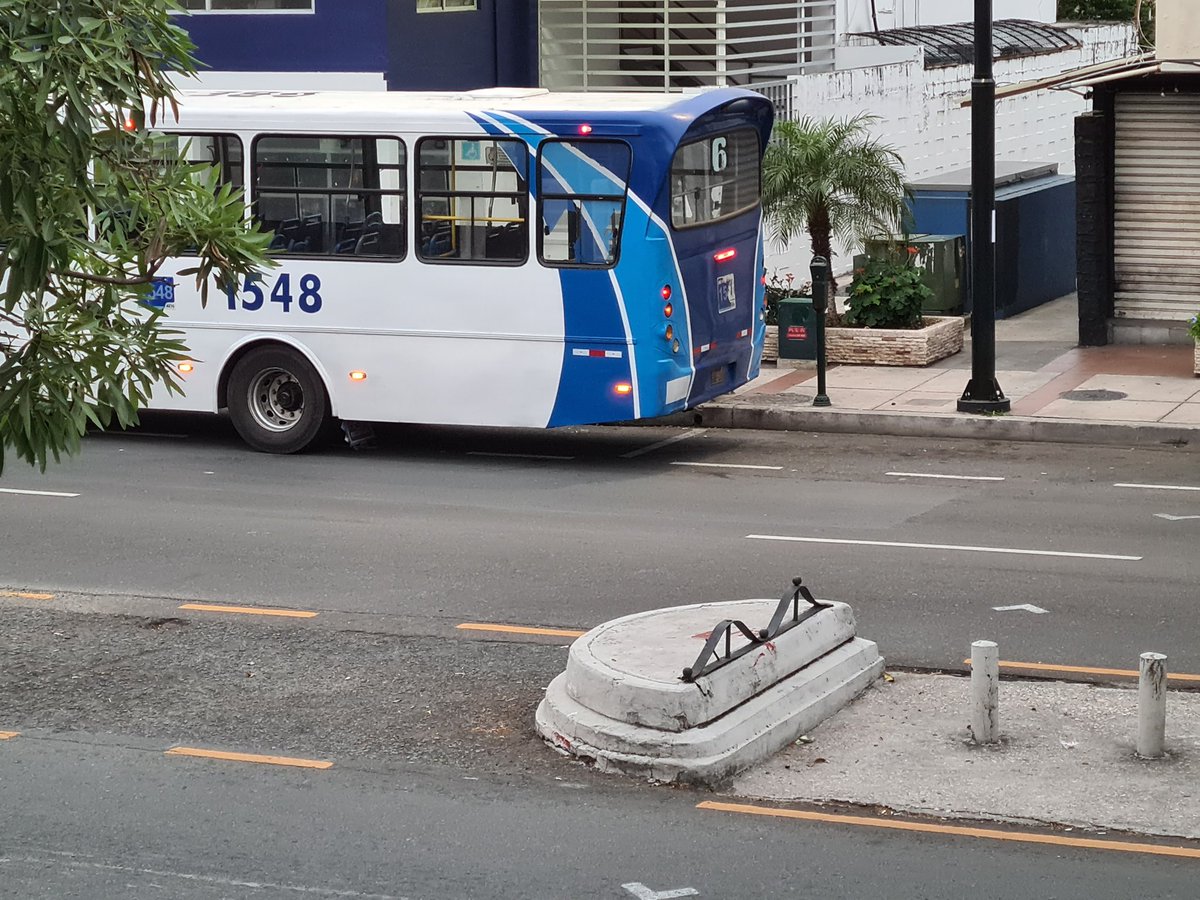 stormtrooper_ec's tweet photo. Fuerte choque en Urdesa Central. V.E.Estrada e Higueras. Y más de 20 minutos y nunca apareció #ATM @ATMGuayaquil Vino primero una grúa  🤦🏻‍♂️ Se llamó al @ECU911_ y nunca enviaron alguna unidad ATM. https://t.co/IuYMBX1LK6