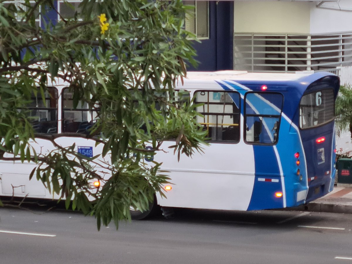 stormtrooper_ec's tweet photo. Fuerte choque en Urdesa Central. V.E.Estrada e Higueras. Y más de 20 minutos y nunca apareció #ATM @ATMGuayaquil Vino primero una grúa  🤦🏻‍♂️ Se llamó al @ECU911_ y nunca enviaron alguna unidad ATM. https://t.co/IuYMBX1LK6