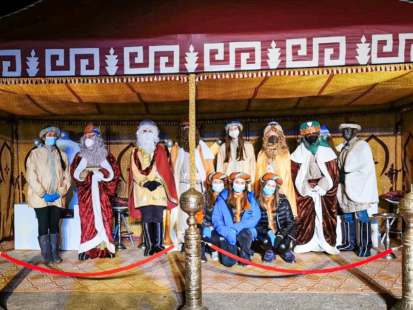 Dimas_EIS's tweet photo. 🤗Hem estat treballant perquè els Reis d’Orient poguessin arribar als carrers dels nostres municipis!
👉🏼El millor regal, feina per poder donar treball a les persones que acompanyem.
🙌🏾Gràcies, Reis d’Orient per confiar en nosaltres un any més, junts seguim creant #oportunitats https://t.co/7BuLLRTvgk