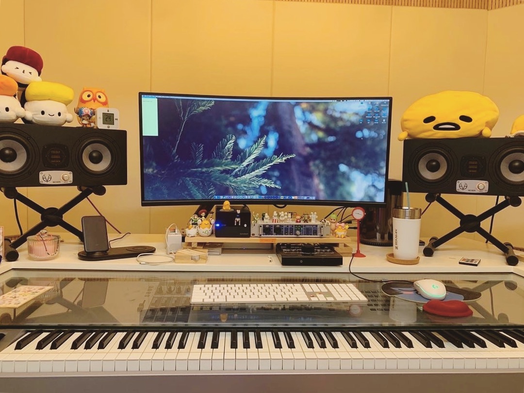 EveAudio's tweet photo. Happy setup, happy life🎶🧡 Have a wonderful weekend, EVErybody!👋🎹
📷: IG @ viva_ssol
#sc305 #fridayfavorites #fridayfeeling #tgif #weekendvibes #musicproduction https://t.co/mrGKivE2M8