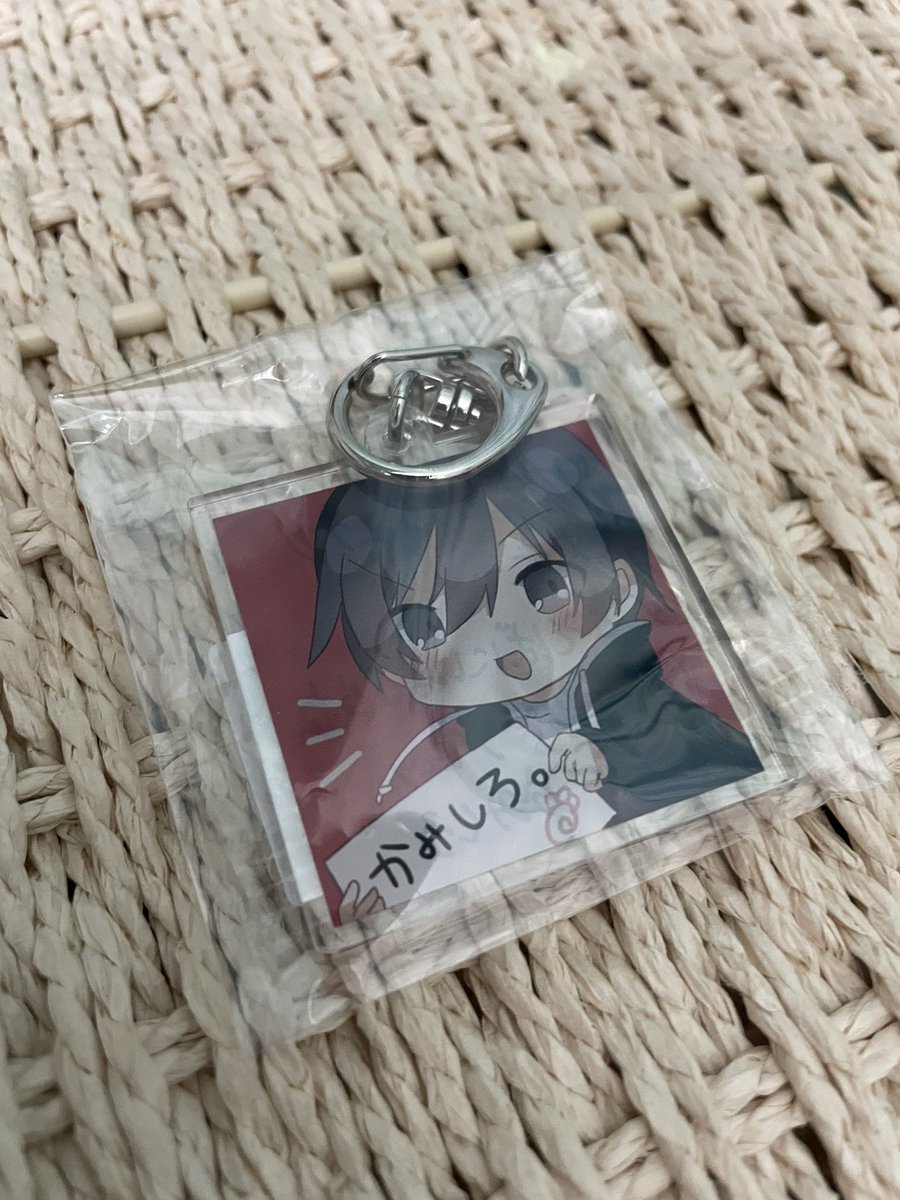 yuma0307's tweet photo. おうちに帰ってきたら届いてた！

さっきスマホを機種変してきたので、記念すべき1枚目��かみしろさんから届いたアクキーを撮影しました。

裏面はかみしろさんとのお約束通りナイショにしておきます🤫

とってもステキなメッセージをありがとう💕

大切に大切にします(ˊo̴̶̷̤ ᴗ o̴̶̷̤ˋ)

#しろりす https://t.co/sz7bneOo6J