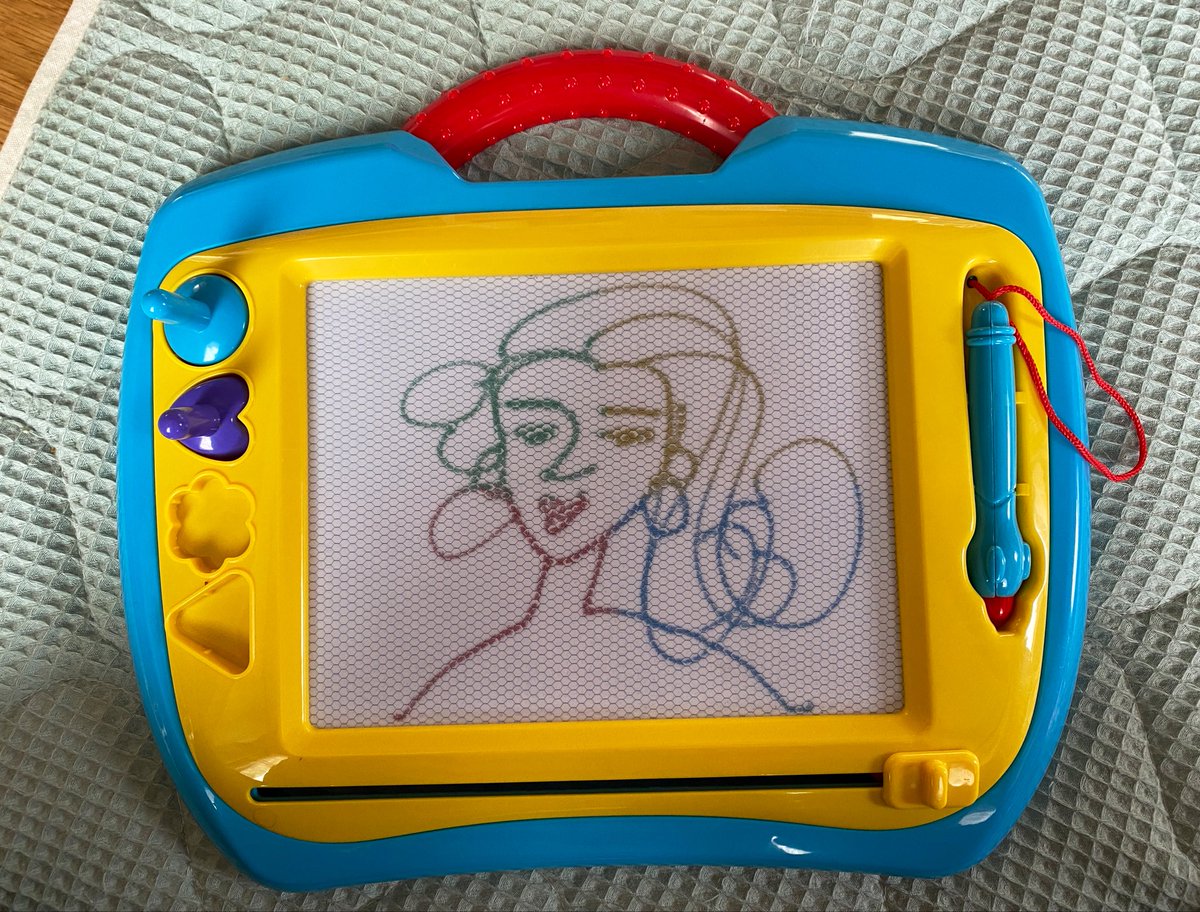 Mein Mann behauptet, dass JEDES Kind in den 1990ern so ein Mal-Dings hatte. Ich hatte definitiv keins! 

Warte auf Gleichgesinnte.

#Kinder #Eltern #1990s