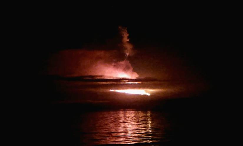 ecuavisa's tweet photo. 🔴ÚLTIMA HORA Entra en erupción el volcán Wolf en Galápagos, donde habitan especies únicas ➡️ https://t.co/ftEkHGYv6j https://t.co/JeOVGu9huR