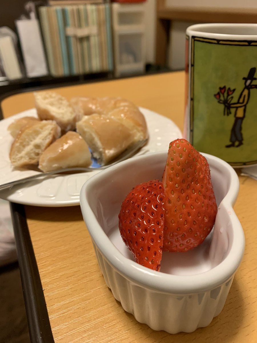 kiyopite's tweet photo. 夕飯は餃子鍋、食べられました！
寝る前のおやつ
クリスピークリームドーナツ♪大好き❤ https://t.co/wPRadx6uP5