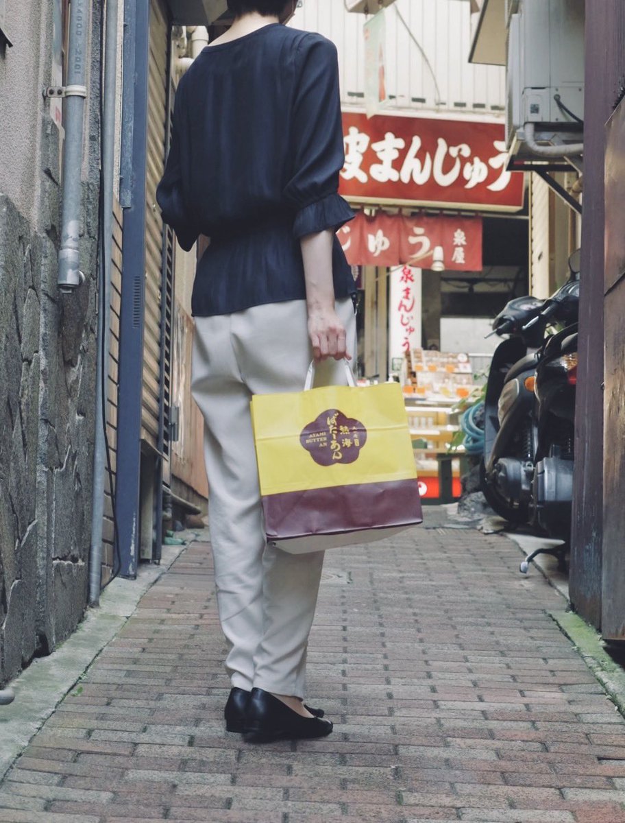atamibutteran's tweet photo. #熱海ばたーあん がある #熱海駅 前の商店街をはじめ、 #熱海 の街は一本路地に入るとレトロな雰囲気がグッと高まります✨熱海ばたーあんの黄色いロゴが映えます📸♩ https://t.co/PdgqGF34DY