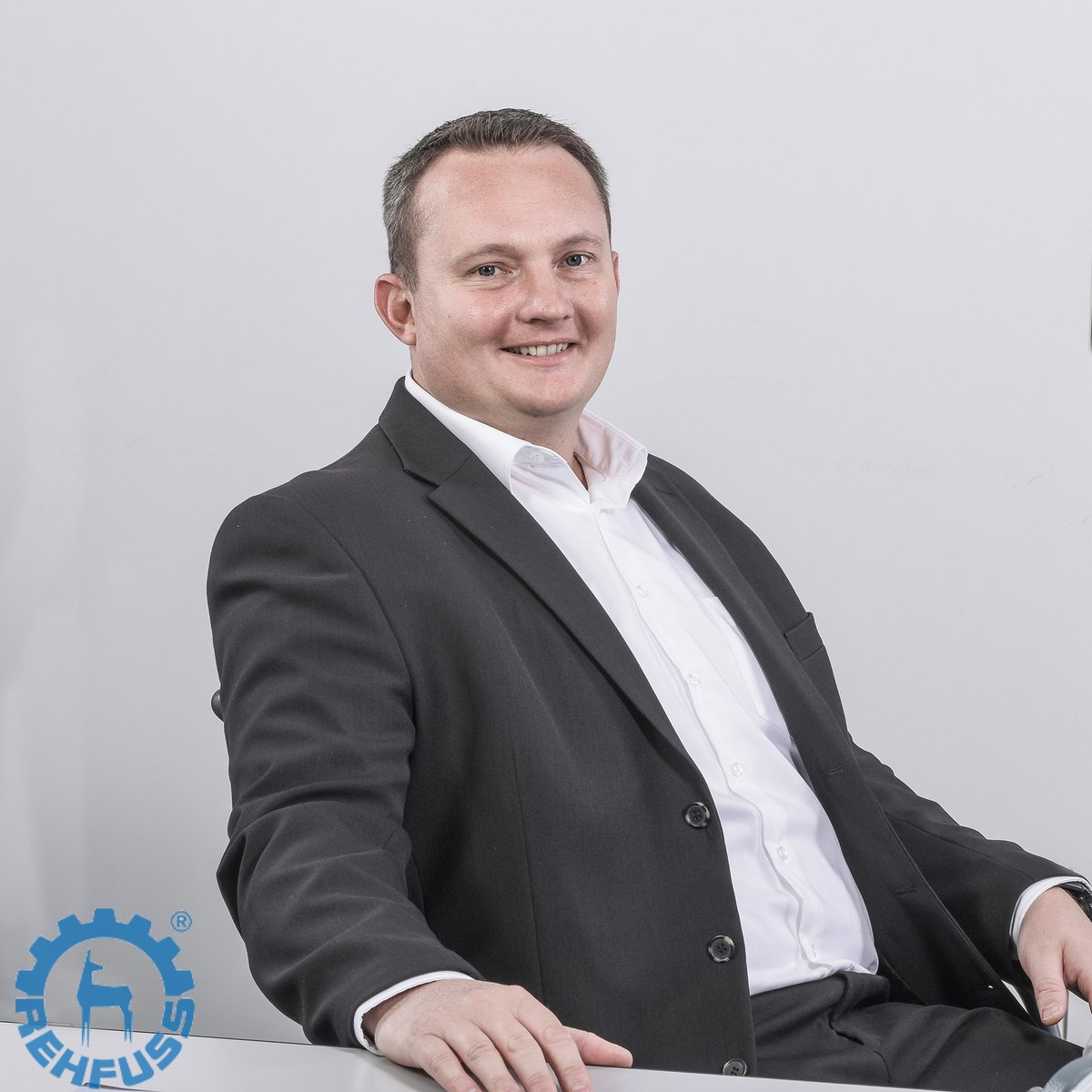 carl_kg's tweet photo. Dürfen wir vorstellen: Waldemar Salzer ist seit 01. Januar 2022 Vertriebsleiter bei Rehfuss. Wir wünschen Ihm für seine neue Aufgabe alles Gute. 

#albstadt #vertriebsleiter #antriebstechnik #rehfuss #getriebe #wochenende #we https://t.co/OvRARC1x8q