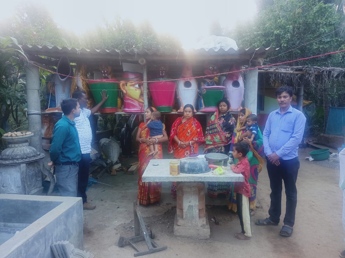 OlmShakti's tweet photo. Livelihoods Dustbin preparation and supplying to school by SHG in Mangipali GP of Kalimela block.
#Odisha_Livelihoods_Mission #livelihoods #missionshaktishgs #livelihoodsmatter #OLM #farmersofodisha #SHGs #womenempowerment2022
@mission_shakti @OLM_Antyoday @dm_malkangiri https://t.co/bpwpnJiHvQ