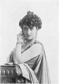 Il y a 80 ans, la cantatrice #EmmaCalvé née à #Decazeville disparaissait. Très tôt elle se fit remarquer pour ses talents de chanteuse lyrique à l’égal de Maria Callas quelques décennies plus tard. Sa prodigalité la conduisit petit à petit à vivre très chichement.