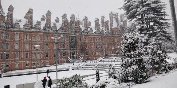 RoyalHolloway's tweet photo. It's the first #FeatureFriday of 2022, and we've been sent some great photos of last January's snowfall by current student Olly. Got any campus snow photos? Add yours below ⬇️

📷 ollywallace on Instagram https://t.co/u835qqZUUP