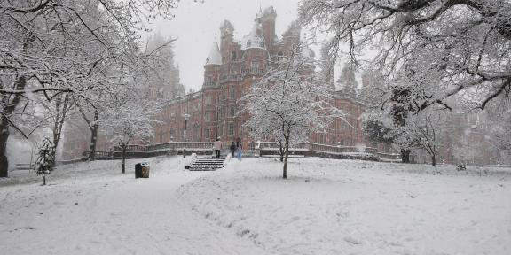 RoyalHolloway's tweet photo. It's the first #FeatureFriday of 2022, and we've been sent some great photos of last January's snowfall by current student Olly. Got any campus snow photos? Add yours below ⬇️

📷 ollywallace on Instagram https://t.co/u835qqZUUP