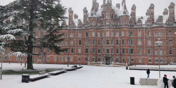 RoyalHolloway's tweet photo. It's the first #FeatureFriday of 2022, and we've been sent some great photos of last January's snowfall by current student Olly. Got any campus snow photos? Add yours below ⬇️

📷 ollywallace on Instagram https://t.co/u835qqZUUP