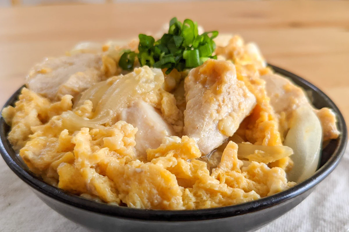 鍋やフライパン無しで作れちゃう？！電子レンジで作る、お手軽な「親子丼」レシピ！