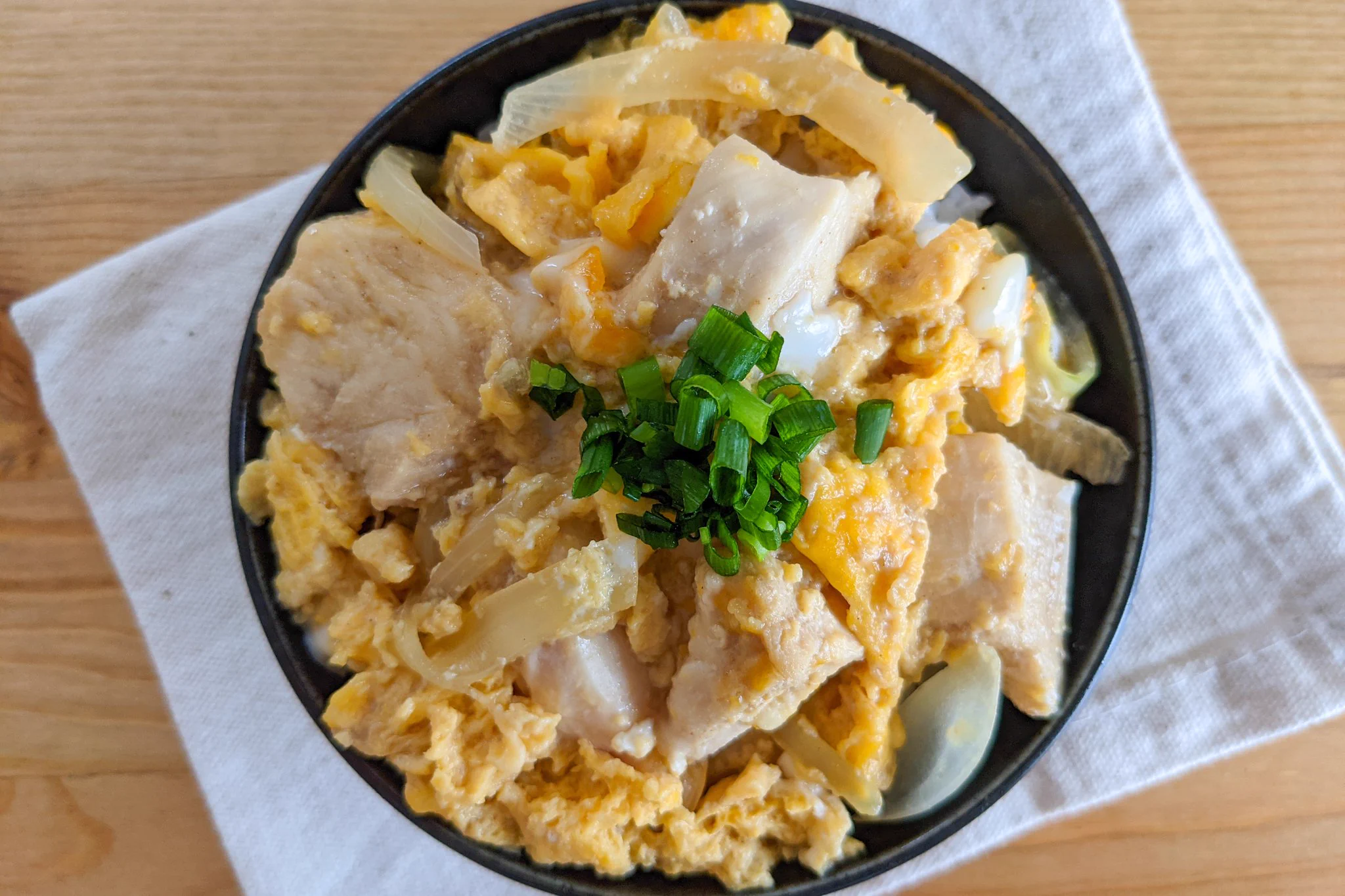 鍋やフライパン無しで作れちゃう？！電子レンジで作る、お手軽な「親子丼」レシピ！