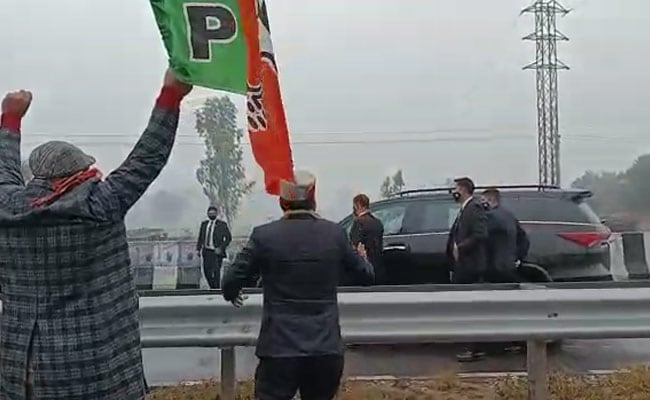 ndtv's tweet photo. Video Of PM Security Breach: Group Carrying BJP Flag Dangerously Close https://t.co/LMHfeUFpYH https://t.co/BXExKwWMaZ