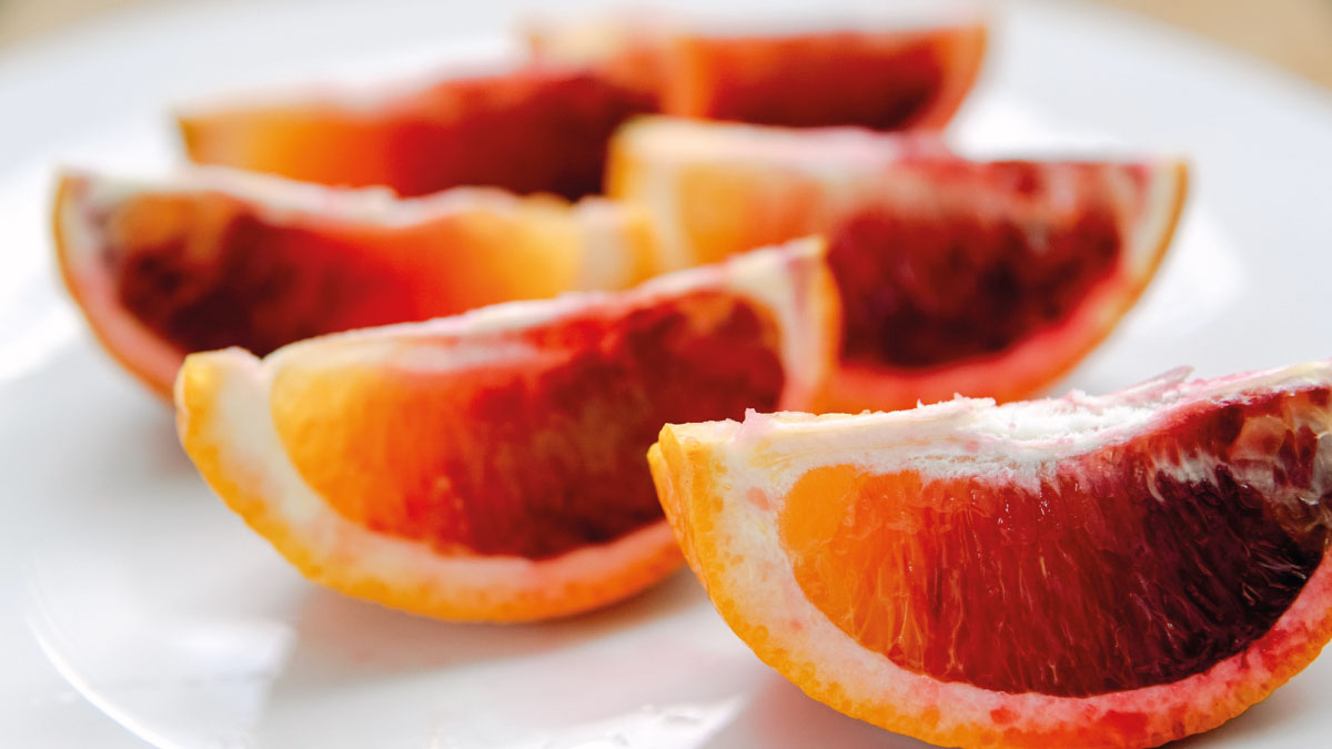 vandmsw's tweet photo. We've seen Blood Oranges in stock recently and the uncommon crimson flesh makes this citrus fruit a popular seasonal delight. The colour deepens when the fruits are exposed to low night temperatures 🔴

#vandmsw #southwest #groceries #homedelivery #localcollection #quality #foods https://t.co/tkTNyviZlN