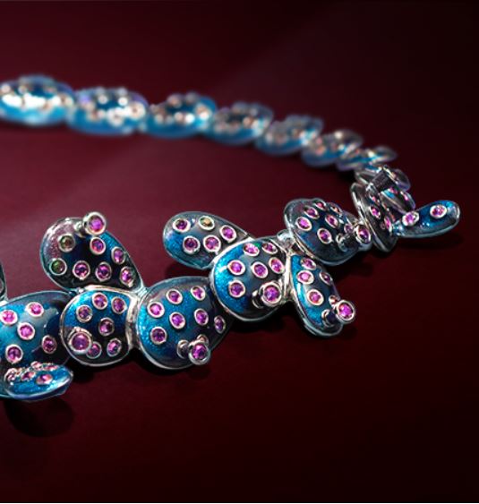 Our Kahlo collection draws on the eponymous artist's desert surroundings in Mexico - the perfect antidote to London's frosty conditions 🥶 🌵

#SimonHarrisonJewellery #cactusjewellery #fridakahlo #enamelnecklace #desertinspired