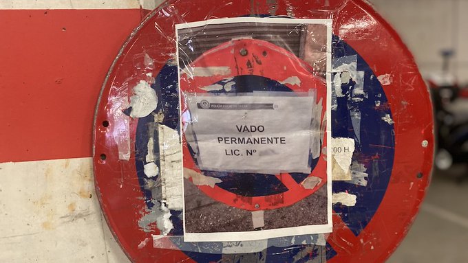 policiaelche's tweet image. Aquest #senyal recuperat per una patrulla s'usava de manera #irregular reservant espai a l'entrada d'un immoble, sent el primer cas de "senyal dins d'un senyal" que veiem

👉🏼 Encara que tinga millor guió que "Matrix Resurrections", si veus una cosa així, crida'ns per a #comprovar