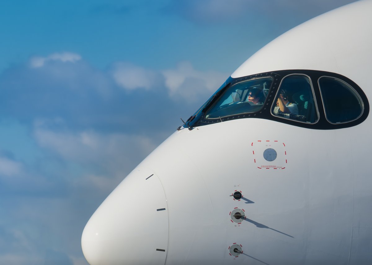 nii360's tweet photo. JAL新機材A350さごまる君
東水門からタヌキ顔の中のコックピットを、
乗務員さんの掲載許可とって無いですが
JALの中の人、問題あったらお知らせください。
もう一枚はA350の優雅な離陸を遠目に。。
#JAL　#A350　#さごまる君　#32L　#伊丹空港　#ジャルが好き　#コックピット　#パイロット　#コーパイ https://t.co/Za1Oh7WM1Z