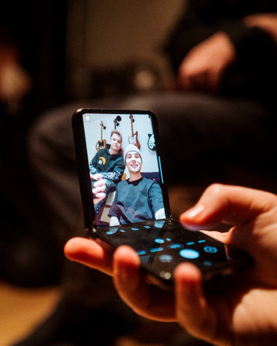SamsungDE's tweet photo. Kaum raus, lässt es uns einfach nicht mehr los: Das neue Musikvideo von @miikesinger und #Kayef. 💘 In ergreifenden Nebenrollen: Das #GalaxyZFlip3 5G und das #GalaxyZFold3 5G. 

Zum Musikvideo: https://t.co/y78aISZYh6
#lassmichlos #happyreleaseday #withGalaxy https://t.co/7wXLbAN4fs