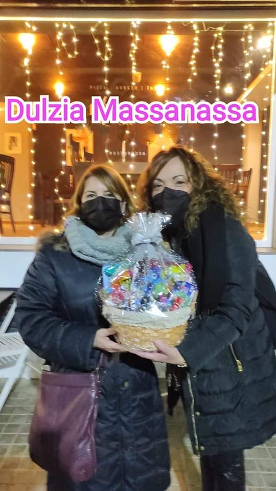dulziamassanass's tweet photo. Entrega de la cesta del segundo sorteo de Dulzia, enhorabuena a la agraciada! #dulzia #massanassa #sorteo #reyesmagos #cestanavidad #chuches #cestapersonalizada https://t.co/46pjIdBDWB